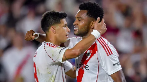 Meza y Borja se abrazan para festejar un gol de River.