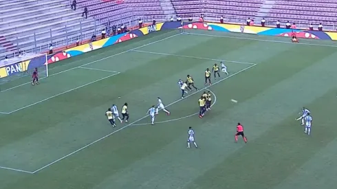 ¡Era un golazo! El tiro libre casi perfecto de Franco Mastantuono en Argentina vs. Ecuador