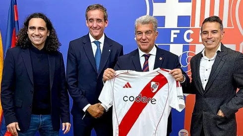 Laporta, presidente de Barcelona, posó con la camiseta de River.

