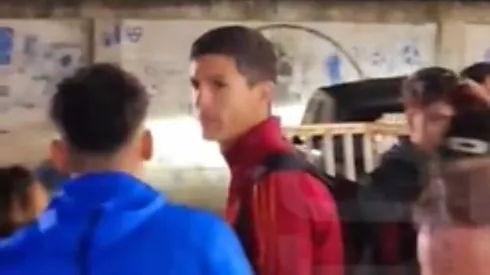 Nacho Fernández se sacó fotos con hinchas de Gimnasia. Captura ESPN.
