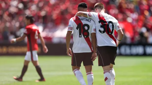 Mastantuono abraza al Pity Martínez.