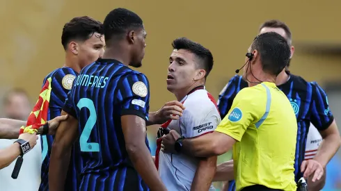 Marcos Acuña casi se va a las manos con Dumfries.

