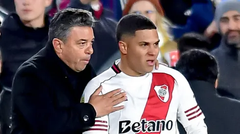 Juanfer y el plantel no le suelta la mano a Gallardo.