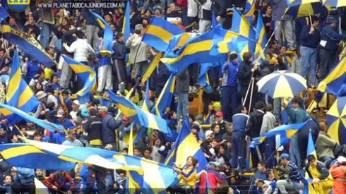 Con bombos y banderas
