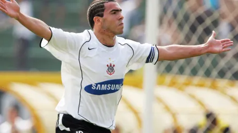 Corinthians pide dinero por la venta de Tevez