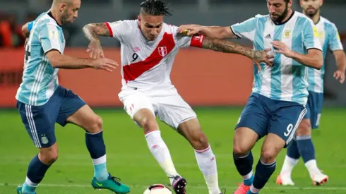 “Argentinos cochinos, van a coimear al árbitro”