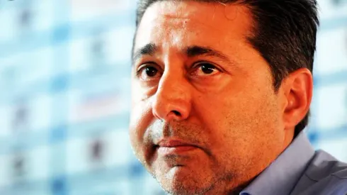 Angelici apunta a un arquero