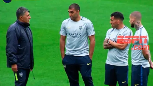 El diálogo entre Tevez, Benedetto y Angelici en el campo de juego