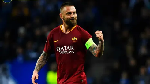 Apareció una bandera para De Rossi en La Bombonera