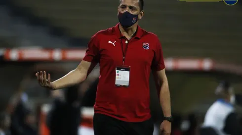 Bobadilla, el DT de DIM, está en la cuerda floja