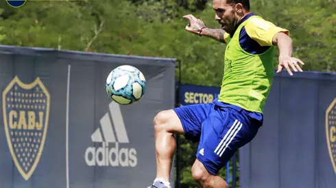 Tevez concentra y ¿juega de titular?