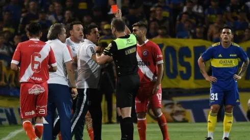 El extraño reclamo de un jugador de Argentinos: “Los líneas levantan antes de tiempo”