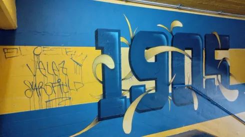 Repudiable: hinchas de Vélez rompieron y pintaron las paredes de la Bombonera