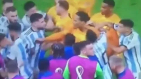 VIDEO | “Maradoneano”: apareció una imagen inédita donde Messi agarra del cuello a Van Dijk