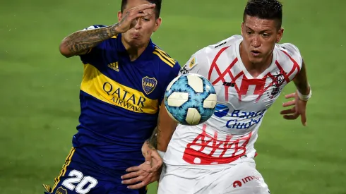 BUENOS AIRES, ARGENTINA – DECEMBER 27:  Gaston Avila of Boca Juniors fights for the ball with Lucas Merolla of Huracan during a match between Boca Juniors and Huracan as part of Zona Campeonato of Copa Diego Maradona 2020 at Estadio Alberto J. Armando on December 27, 2020 in Buenos Aires, Argentina. (Photo by Marcelo Endelli/Getty Images)
