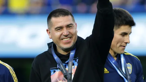 Riquelme aceleró y envió una oferta formal por un volante.
