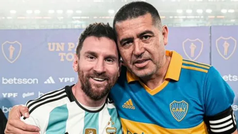 Román y Messi, abrazados en La Bombonera. Foto: Prensa CABJ
