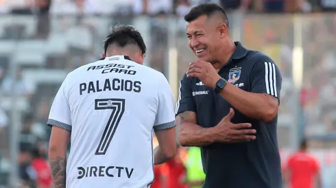 Jorge Almirón dirige a Carlos Palacios en Colo Colo.
