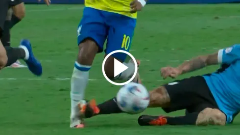 El ex Boca fue directamente al tobillo de Rodrygo.
