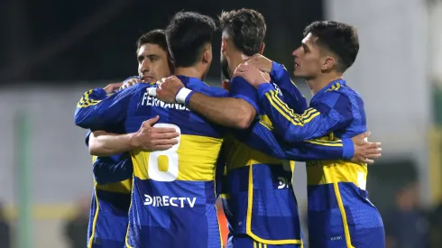 Los jugadores de Boca se abrazan en Varela. Foto: Getty
