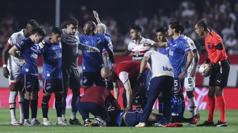 Un triste momento: Izquierdo, desplomado en el campo del Morumbí. Foto: Getty
