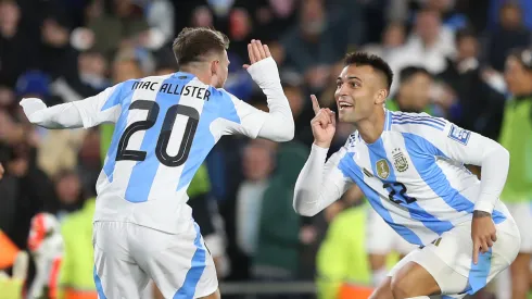 Alexis festeja su gol ante Chile y se abraza con Lautaro. Foto: Getty.
