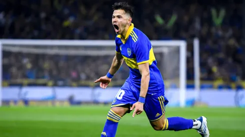 Oscar Romero festeja en La Bombonera, durante su paso por Boca.
