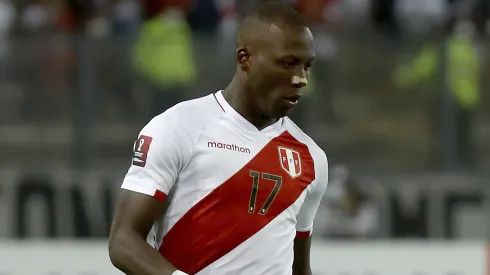 Luis Advíncula en Perú
