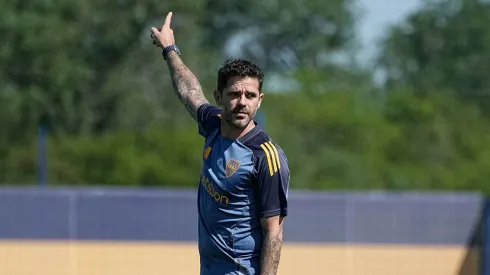 Gago lo quiere y se aleja de Boca por cuestiones económicas. 
