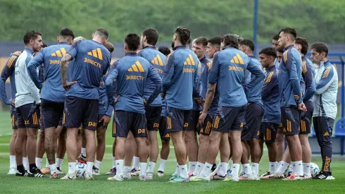 Fernando Gago, hablando con el plantel de Boca. 
