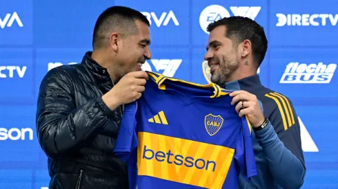 Gago y Riquelme siguen de cerca a tres defensores centrales. 
