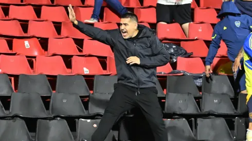Riquelme bajó a la platea para defender a los hinchas.
