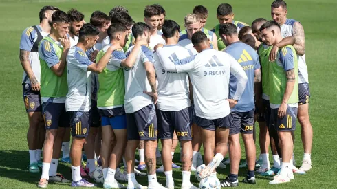 La postura final de Boca con un integrante del plantel.
