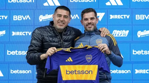 Riquelme y Gago tientan a Paredes.

