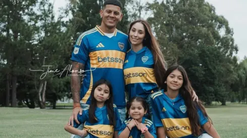 Marcos Rojo y una sesión de fotos bien boquense.
