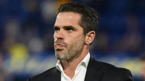 Fernando Gago sigue de cerca a Santiago Ascacibar. 
