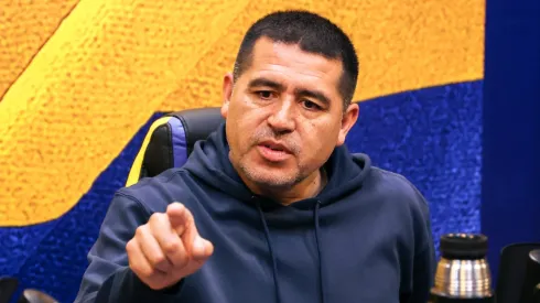 Juan Román Riquelme va a la carga por Alan Velasco. 
