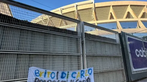 Apareció una bandera con los colores de Boca afuera del Monumental
