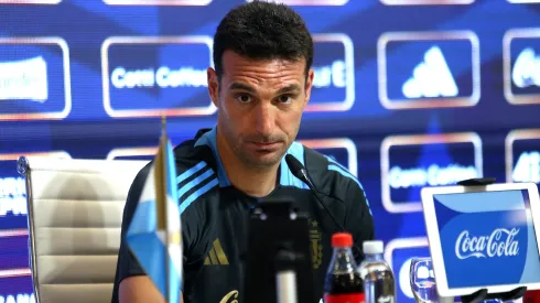 Lionel Scaloni marcó su postura ante las vueltas de varios jugadores de la Selección al fútbol local.
