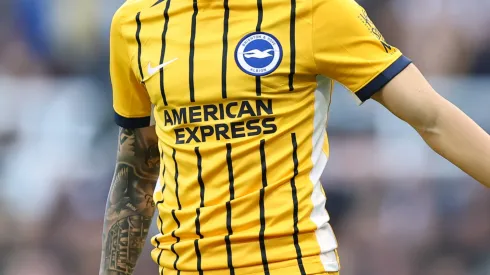 Juega en Inglaterra y quiere vestir la azul y oro.
