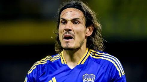 El Mónaco quiso cargar a Cavani y los hinchas de Boca reaccionaron.
