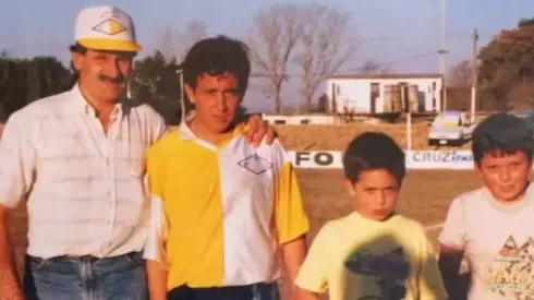 Su padre era futbolista y años después pudo llegar a Boca.
