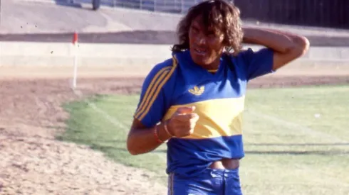 Gatti, vestido de jugador de campo. Una foto para la historia.
