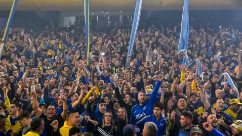 Fuertes cánticos en La Bombonera para el equipo de Herrón.
