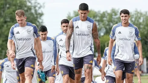 Los tres jugadores que se presentaron a entrenar en Boca pese a la licencia.
