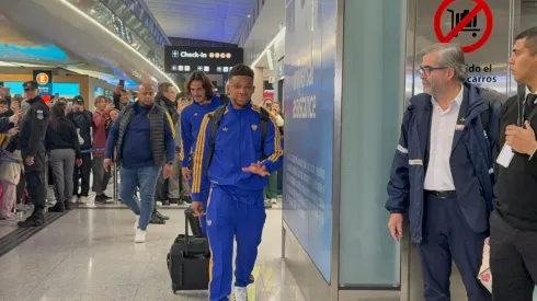 Un hincha increpó a los jugadores de Boca en Ezeiza.

