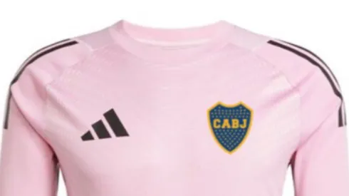 Boca presentó un nuevo buzo de arquero color rosa.
