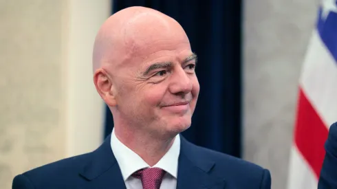 Infantino posó con una bandera de Boca que carga a River.
