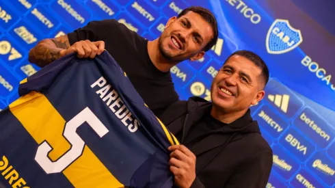 Riquelme presentó a Paredes como refuerzo de Boca.
