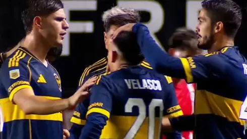 Velasco le reclamó a Battaglia al término del primer tiempo.

